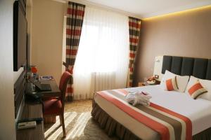 Un pat sau paturi într-o cameră la Fimka Hotel