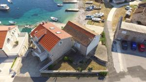 an overhead view of a house with a marina at Apartment Karuza Rukavac in Vis