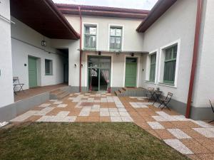 Το κτήριο όπου στεγάζεται  το ξενοδοχείο διαμερισμάτων