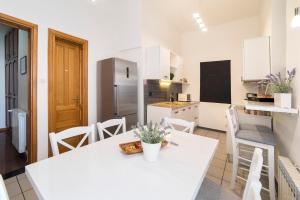 een keuken met een witte tafel en stoelen in een kamer bij Golden Star in Zagreb