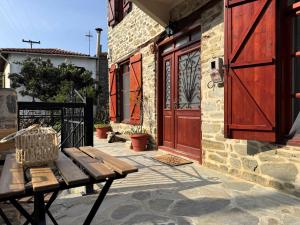 Το κτήριο όπου στεγάζεται  το διαμέρισμα