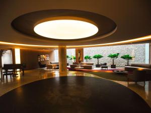 eine große Lobby mit einer großen runden Decke in der Unterkunft Mercure Camboriu in Balneário Camboriú