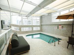 Der Swimmingpool an oder in der Nähe von Mercure Camboriu