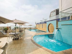 Der Swimmingpool an oder in der Nähe von Mercure Camboriu