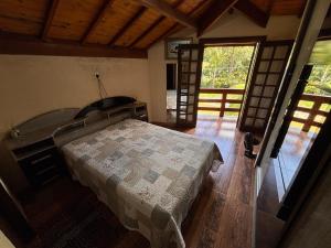 a bedroom with a bed in a room with a window at Chácara Águas Claras in Monte Sião +33 photos