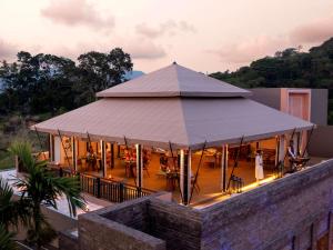 芭东海滩Avista Hideaway Phuket Patong - MGallery的大楼顶上的大型帐篷