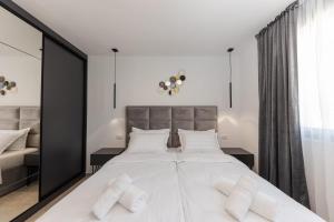 ein Schlafzimmer mit einem großen weißen Bett mit zwei Kissen in der Unterkunft Villa Vista Adriatica in Donji Seget + 71 Fotos