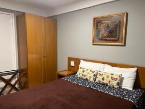 sypialnia z łóżkiem i obrazem na ścianie w obiekcie Flat Meireles Fortaleza w mieście Fortaleza +16 zdjęć