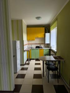 Kuchyň nebo kuchyňský kout v ubytování Green apartaments on Shirshova street