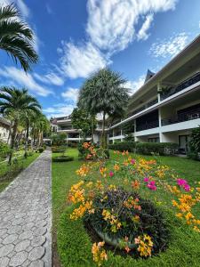 Serenity Lakeside Resort外面的花园