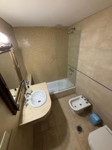 ein Badezimmer mit Waschbecken, Dusche und Toilette in der Unterkunft Departamento en Santiago del Estero 2 dormitorios in Santiago del Estero