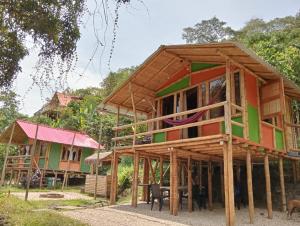 a house being constructed with a wooden frame at Cabañas Villa Paul in Nimaima