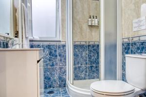 ein Badezimmer mit Toilette und Dusche in der Unterkunft Casa do Pinheiro I, a Home in Madeira in São Vicente + 29 Fotos