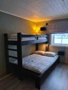 una camera con due letti a castello e una finestra di Spacious cottage in Storvallen, Storlien, 2 Bedrooms a Storlien