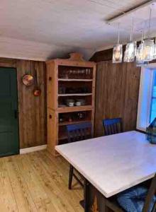 una cucina con tavolo, sedie e armadio di Spacious cottage in Storvallen, Storlien, 2 Bedrooms a Storlien Altre 17 foto