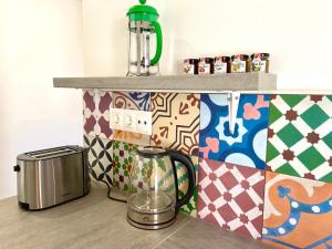 カレタ・デ・ベレスにあるEl Puerto By Solymar Holidayのキッチン(カウンタートップ、トースター、トースター付)