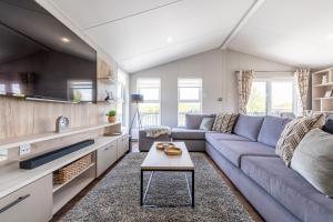 a living room with a blue couch and a table at Ella Lodge in Lincoln