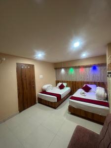 Ένα ή περισσότερα κρεβάτια σε δωμάτιο στο Pathivara Hotel
