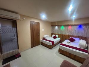 Katil atau katil-katil dalam bilik di Pathivara Hotel