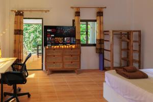 TV a/nebo společenská místnost v ubytování Charming House - 2mn Zen Beach - Center Srithanu - 4K TV - AC
