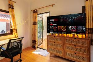 TV a/nebo společenská místnost v ubytování Charming House - 2mn Zen Beach - Center Srithanu - 4K TV - AC