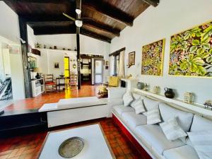 ein Wohnzimmer mit einer weißen Couch und einem Tisch in der Unterkunft Villa Pharaoh Private Pool Near the Beach in Porto Rafti