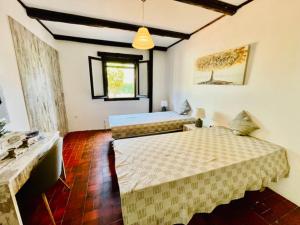 ein Schlafzimmer mit zwei Betten in einem Zimmer in der Unterkunft Villa Pharaoh Private Pool Near the Beach in Porto Rafti