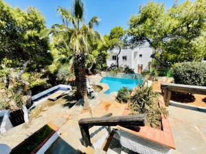 einen Hinterhof mit Pool und Bäumen und einem Haus in der Unterkunft Villa Pharaoh Private Pool Near the Beach in Porto Rafti