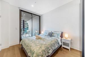 Rúm í herbergi á Brand New Apt in Olympic Park Near Stadium