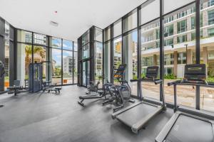 Líkamsræktarstöð og/eða líkamsræktaraðstaða á Brand New Apt in Olympic Park Near Stadium