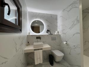 Kúpeľňa v ubytovaní Masia Botargo 9 hab 8 baños piscina porche