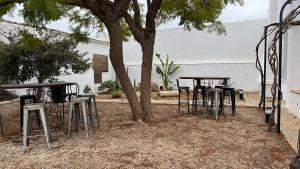 Patio alebo iná vonkajšia časť ubytovania Masia Botargo 9 hab 8 baños piscina porche