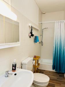 Koupelna v ubytování Apartment Amelie - Zimmer mit TV, W-Lan, Mikrowelle und Kühlschrank, Bad mit Dusche + 8 fotografií