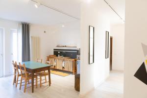 A kitchen or kitchenette at CA11 - Apartments