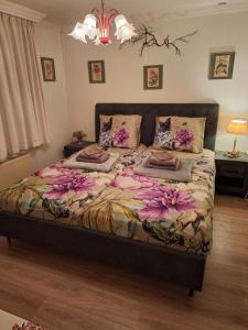 Ένα ή περισσότερα κρεβάτια σε δωμάτιο στο Natuurbungalow Het Koolmeesje