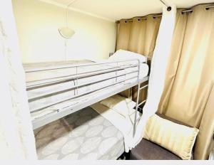 Tempat tidur dalam kamar di A23 Metro Matta Parque OHiggins