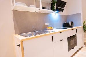 eine Küche mit Spüle und Arbeitsplatte in der Unterkunft BetterBeds Essen in Essen + 27 Fotos