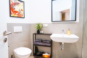 ein Badezimmer mit Waschbecken und Toilette in der Unterkunft BetterBeds Essen in Essen