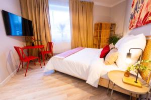 ein Schlafzimmer mit einem Bett, einem Tisch und einem Fernseher in der Unterkunft BetterBeds Essen in Essen