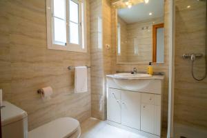 a bathroom with a sink and a toilet and a shower at CYV - Fun, beach & relax 1 bed 1 bath in Fuengirola