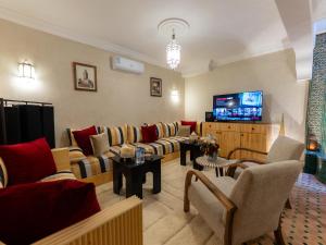 TV a/nebo společenská místnost v ubytování Riad Dar Lamia + 37 fotografií