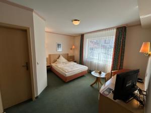 Postel nebo postele na pokoji v ubytování Hotel Schmärrnche