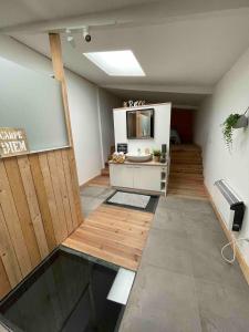 TV a/nebo společenská místnost v ubytování Loft cosy, bain à bulle et garage privé
