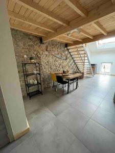 Fotografie z fotogalerie ubytování Loft cosy, bain à bulle et garage privé v destinaci Saint-Hubert
