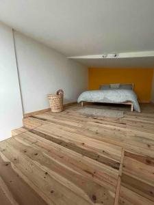 Postel nebo postele na pokoji v ubytování Loft cosy, bain à bulle et garage privé