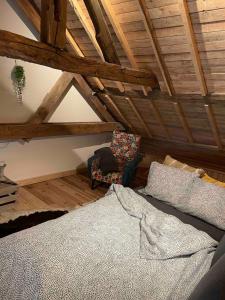 Postel nebo postele na pokoji v ubytování Loft cosy, bain à bulle et garage privé + 19 fotografií