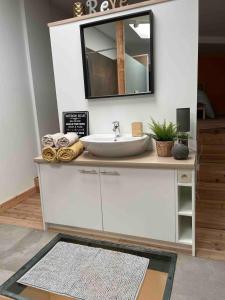 Kuchyň nebo kuchyňský kout v ubytování Loft cosy, bain à bulle et garage privé
