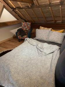 Postel nebo postele na pokoji v ubytování Loft cosy, bain à bulle et garage privé
