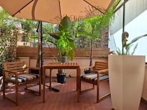 罗马Appian Private Suites的带桌椅和植物的露台