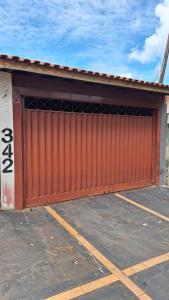 a large red garage door in a parking lot at Casa mobiliada para até 14 pessoas in Ribeirão Preto